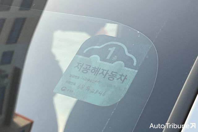 ▲운전석측 유리 상단에 붙인 1종 저공해차 스티커(사진=최현진 기자)