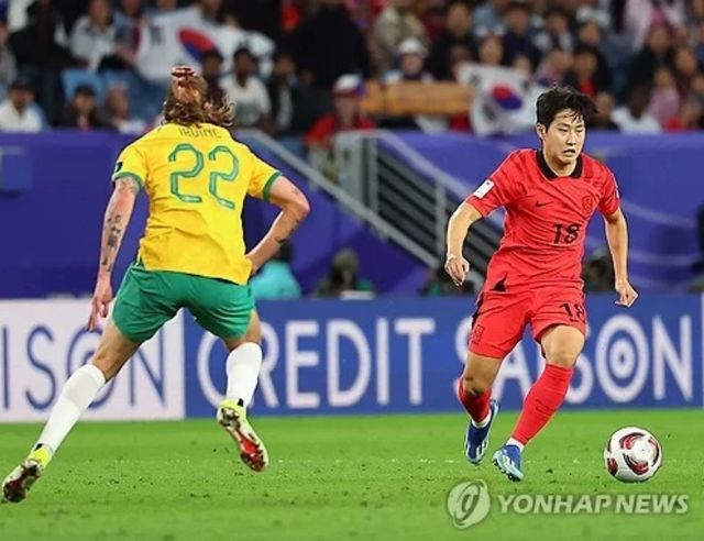 ▲잭슨 어바인을 제치고 드리블을 돌파하는 이강인 (사진=연합뉴스)