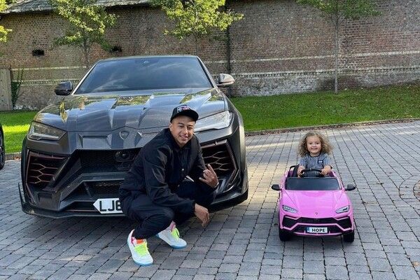 ▲제시 린가드와 딸, 람보르기니 우루스(사진=제시 린가드 인스타그램)