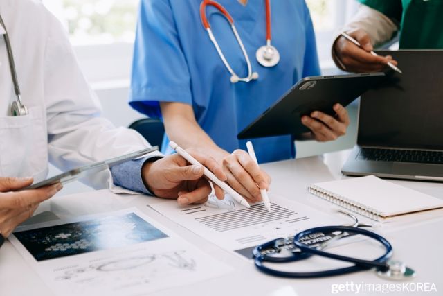 ▲진료 중인 의료진 (사진=게티이미지코리아)