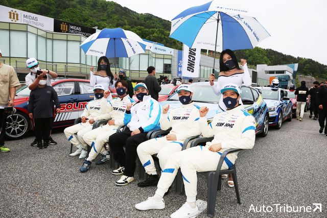 ▲그리드워크에서 사진 촬영 중인 Team HMC 김주현 단장과 선수, 모델들 (사진=양봉수 기자)