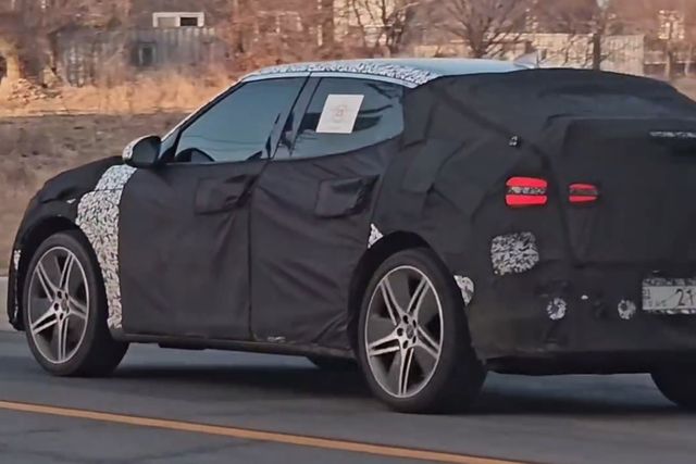 ▲제네시스 GV60 부분변경 모델 스파이샷(사진=유튜브 '숏카')