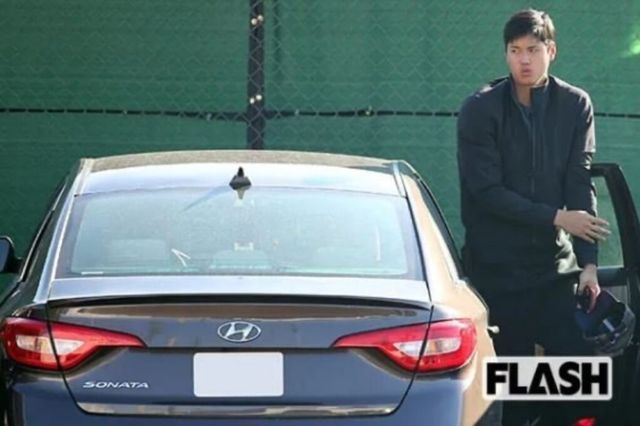 ▲현대 쏘나타에서 하차 중인 오타니 쇼헤이(사진=FLASH)
