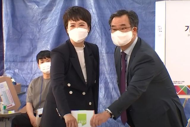 ▲국민의힘 김은혜 후보와 남편 유형동 변호사 (사진=유튜브 OBS 캡쳐)