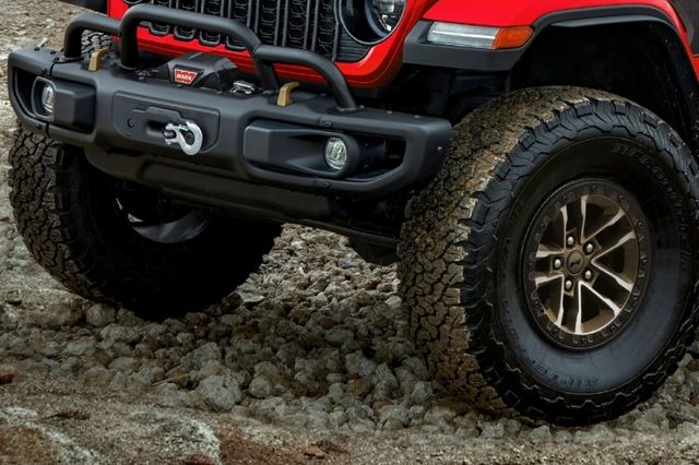 ▲지프 랭글러 루비콘 392 파이널 에디션 외관의 가장 큰 특징인 대용량 윈치와 35인치 타이어 및 휠(사진=지프)