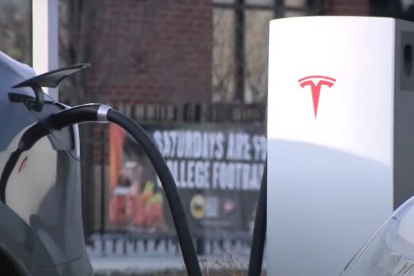 ▲충전중인 전기차 (사진=WGN news 유튜브)