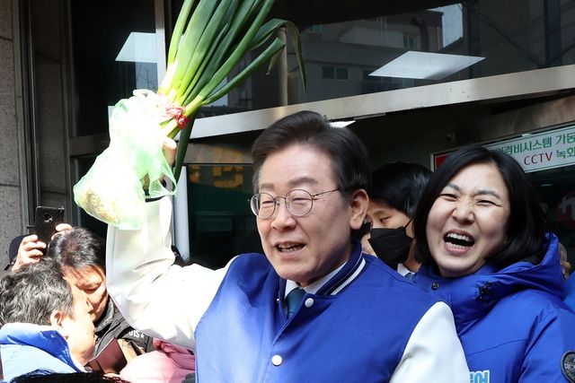 ▲대파 손에 든 더불어민주당 이재명 대표 (사진=연합뉴스)