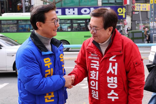 ▲전재수 더불어민주당 부산 북갑 후보(왼쪽)와 서병수 국민의힘 후보 (사진=연합뉴스)