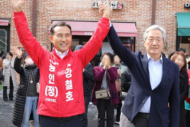 ▲정몽준 아산재단 이사장 (오른쪽) (사진=연합뉴스)