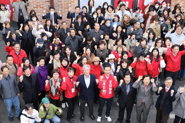 ▲정몽준 아산재단 이사장 (가운데) (사진=연합뉴스)