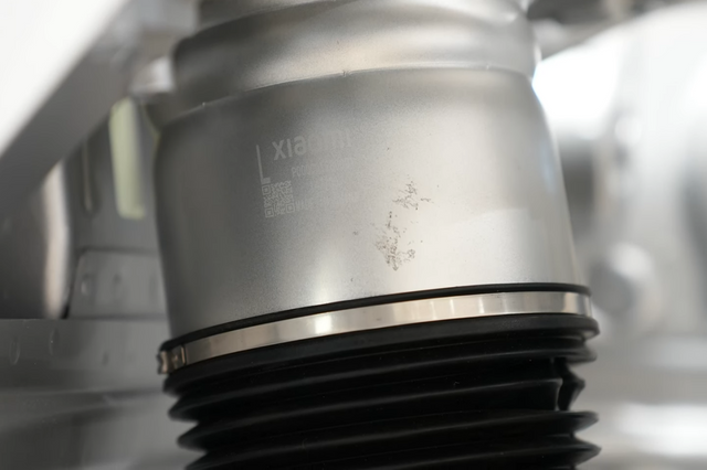 ▲샤오미 SU7에 장착된 에어스프링(사진=유튜브 '모트라인')