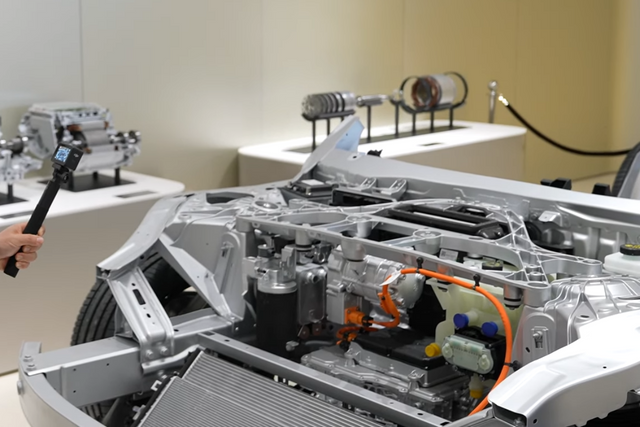 ▲샤오미 SU7 절개 구조물. 서브 프레임이 하부가 아닌 위로 올라와있는 모습이 눈에 띈다.(사진=유튜브 '모트라인')