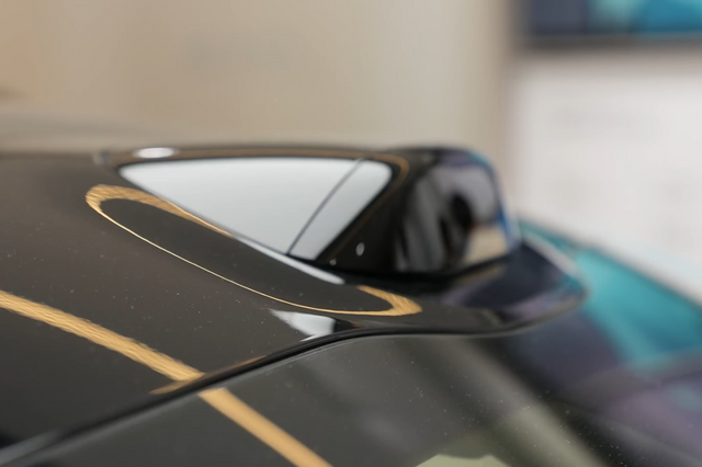 ▲샤오미 SU7 전면 루프에 붙은 라이다(LiDAR) 센서(사진=유튜브 '모트라인')