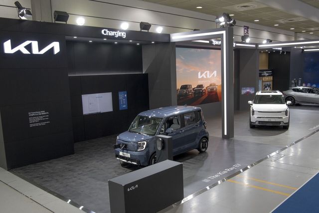▲EV 트렌드 코리아 2024의 기아 부스 전경(사진=기아)