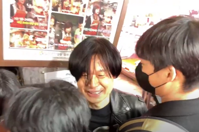 ▲수원 지동못골시장에서 인파에 둘러싸인 방송인 주진우씨 (사진=정의구현 박완석 유튜브)