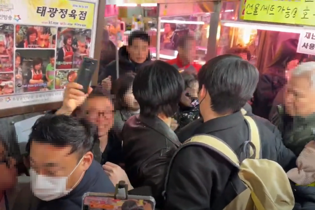 ▲사람들에게 항의 받고 자리를 떠나는 방송인 주진우 씨&nbsp;(사진=정의구현 박완석 유튜브)