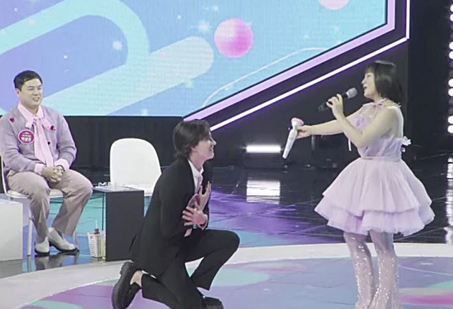 ▲박나래에게 프러포즈 (사진=MBN '불타는 장미단')