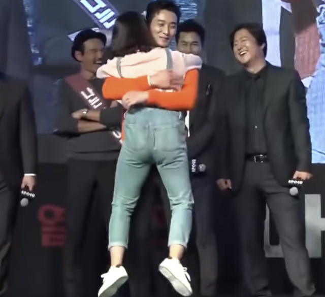 ▲주지훈과 팬 (사진=유튜브 채널 'Movie-bee')