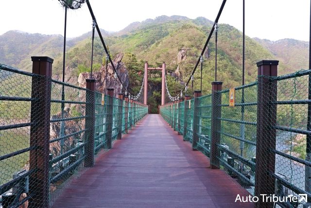 ▲수주팔봉 칼바위 위쪽을 지나는 흔들다리(사진=최현진 기자)