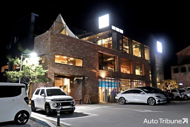 ▲낮과 밤의 매력이 다른 충주의 한 카페(사진=최현진 기자)