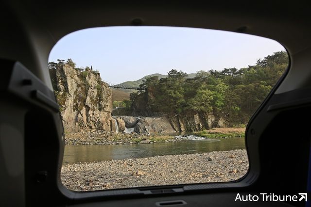 ▲트랙스 크로스오버 실내에서 바라본 수주팔봉 모습(사진=최현진 기자)