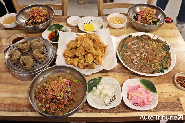 ▲막국수와 메밀치킨, 만두와 전을 주문했다(사진=최현진 기자)