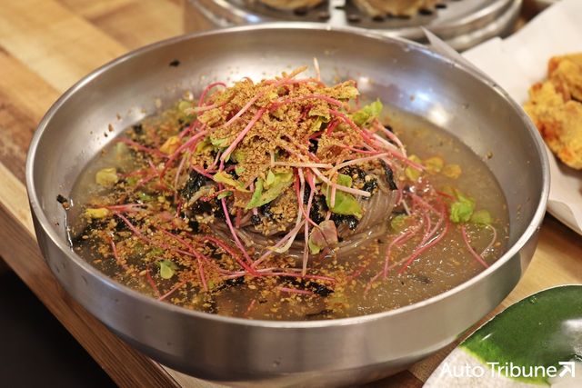 ▲치킨과 막국수는 생각보다 잘 맞는 조합이다(사진=최현진 기자)