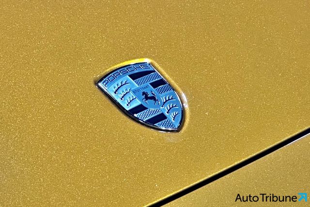 ▲포르쉐 신형 파나메라 터보 E-하이브리드 전용 크레스트 로고(사진=신동빈 기자)