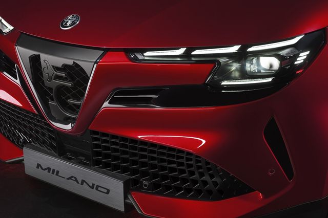 ▲알파로메오 주니어 엘레트리카 벨로체 전면. 차명 변경 전 '밀라노' 네임 플레이트가 선명히 보인다. (사진=알파로메오)