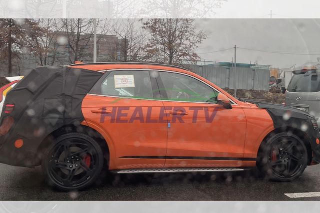 ▲국내에서 포착된 GV70 테스트카(사진=유튜브 'HEALER TV')