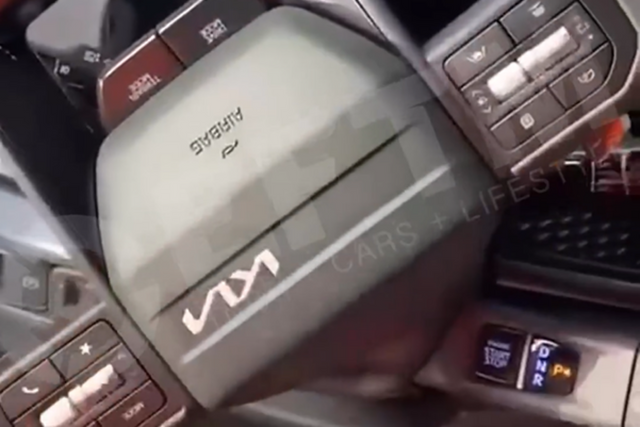 ▲기아 타스만 스티어링 휠과 칼럼에 붙은 변속 레버(사진=EFTM)