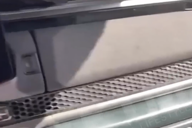 ▲기아 타스만 조수석 멀티 트레이. 왼쪽에 개폐버튼이 보인다.(사진=EFTM)