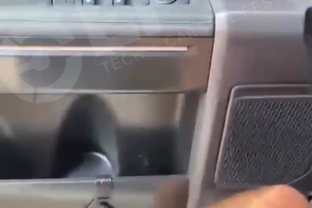 ▲기아 타스만 조수석 멀티 트레이. 왼쪽에 개폐버튼이 보인다.(사진=EFTM)