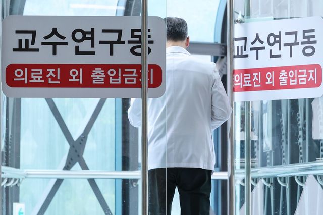 ▲이동하는 의료진 (사진=연합뉴스)