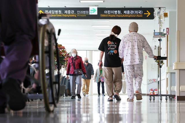 ▲병동에서 이동하는 환자 (사진=연합뉴스)