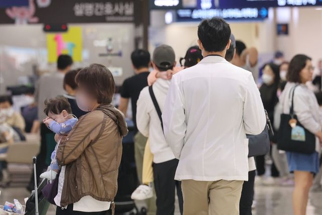 ▲이동하는 의료진 (사진=연합뉴스)