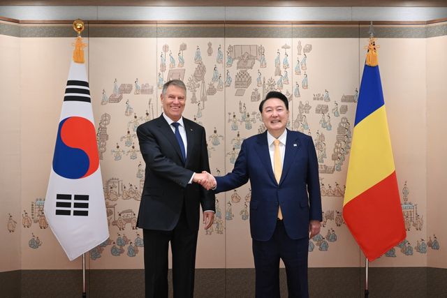 ▲클라우스 요하니스 루마니아 대통령과 윤석열 대통령 (사진=대통령실 홈페이지)