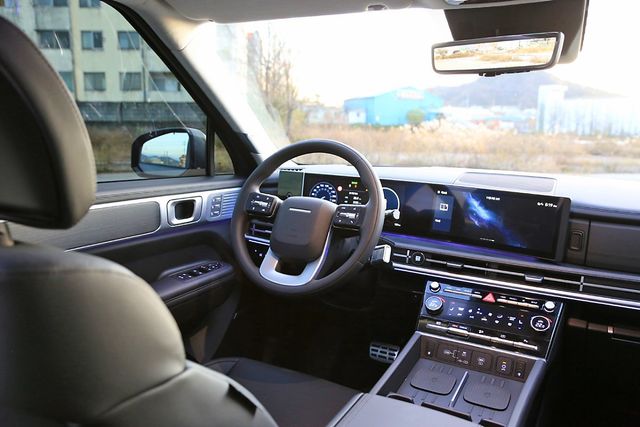 ▲현대 디 올 뉴 싼타페 캘리그래피 실내. 변속 레버를 스티어링 휠 칼럼으로 옮기면서 1열 중간을 폭 넓게 활용했다.(사진=View H)