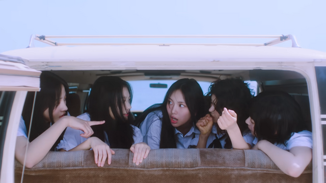 ▲뉴진스의 버블 검 뮤직 비디오 (사진=하이브 레이블 어도어)