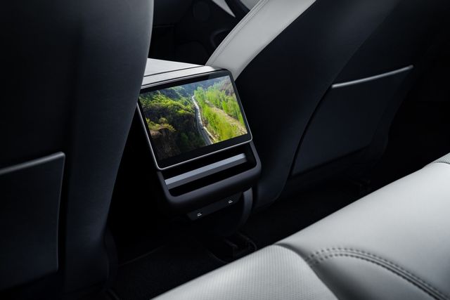 ▲테슬라 신형 모델 3 2열 디스플레이(사진=테슬라)