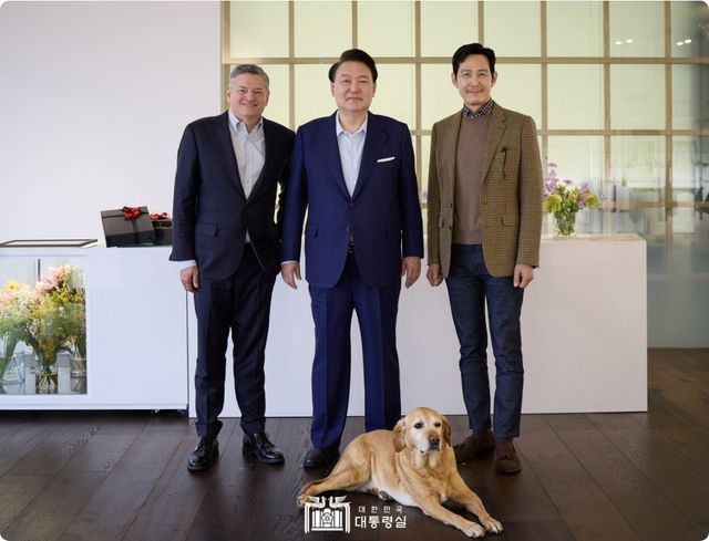 ▲윤석열 대통령과 서랜도스, 이정재 (사진=대통령실)