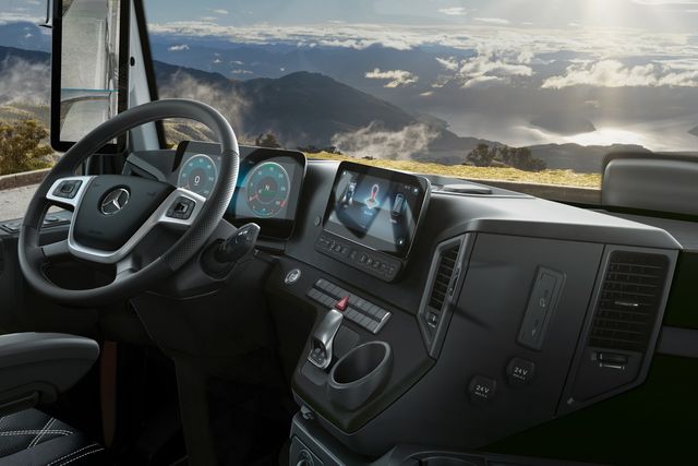 ​▲메르세데스-벤츠 아록스 실내(사진=다임러트럭)​