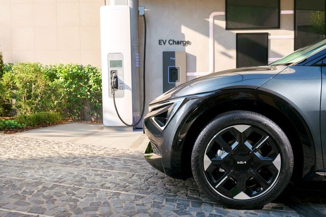 ▲20인치 휠을 적용한 기아 EV6를 충전하는 모습(사진=기아)