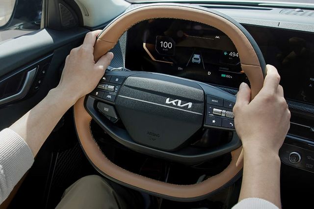 ▲기아 EV6 스티어링 휠. 상위 사양에 전동식 틸트 & 텔레스코픽 조절을 신규 적용했다.(사진=기아)