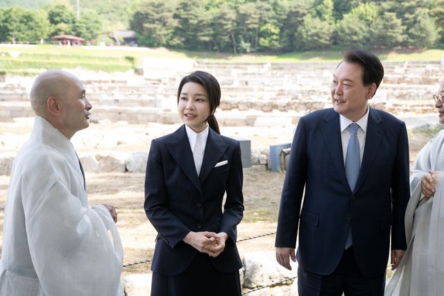 ▲사리 반환 기념식 참석한 김건희 여사와 윤석열 대통령 (사진=연합뉴스)