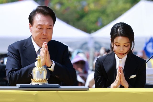 ▲사리 반환 기념식 참석한 윤석열 대통령과 김건희 여사 (사진=연합뉴스)