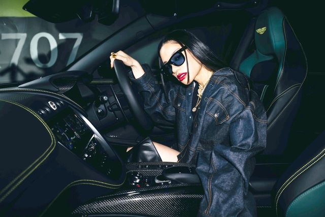 ▲일본 출신 아티스트 에이위치가 DBX707 재팬 미드나잇 포디움 에디션에 타고 있다(사진=애스턴마틴)