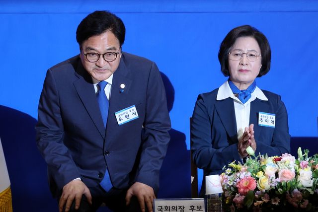 ▲더불어민주당 우원식 의원과 추미애 당선인 (사진=연합뉴스)