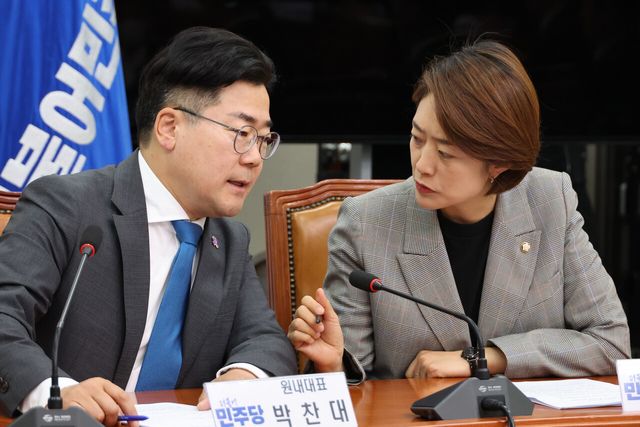 ▲고민정 최고위원과 대화하는 박찬대 원내대표(사진=연합뉴스)