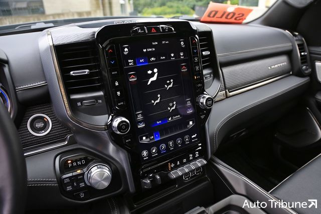 ▲램 1500 리미티드 블랙 어피어런스 패키지 세로형 디스플레이(사진=양봉수 기자)